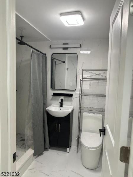 bathroom featuring a shower with curtain, vanity, and toilet