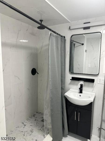 bathroom with a shower with shower curtain and vanity