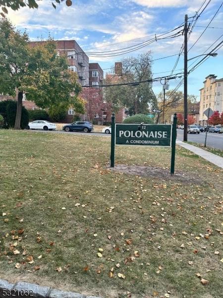 community sign with a yard