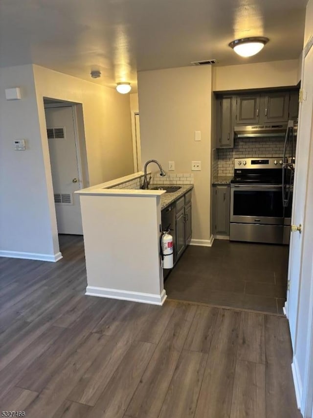 kitchen with stainless steel electric range, dark hardwood / wood-style flooring, gray cabinetry, and kitchen peninsula