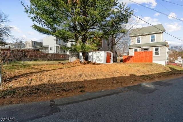 view of yard with a storage shed