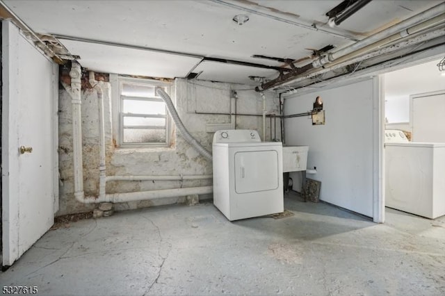 basement featuring washer / dryer