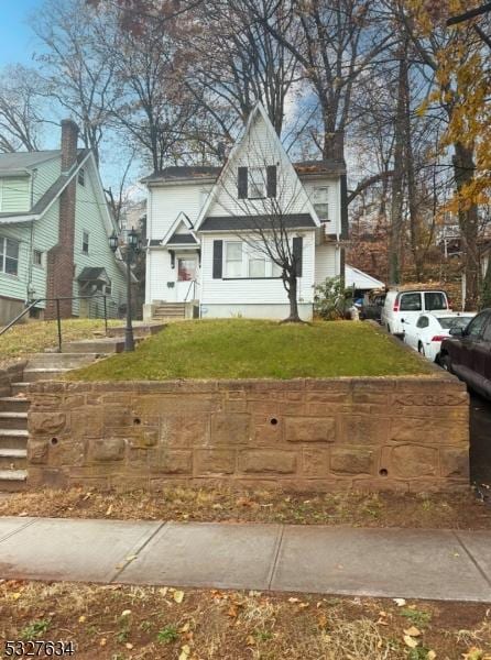 view of front of house featuring a front lawn