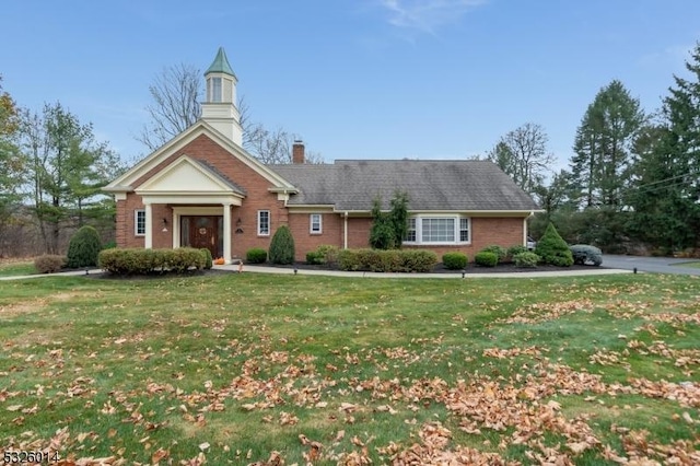 view of front of house featuring a front lawn