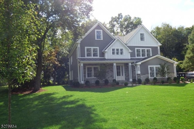 craftsman-style house featuring a front yard