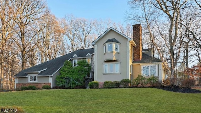 view of front facade featuring a front yard