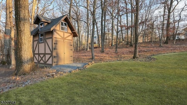 view of yard featuring a storage unit