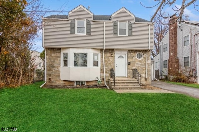 view of front of property featuring a front lawn