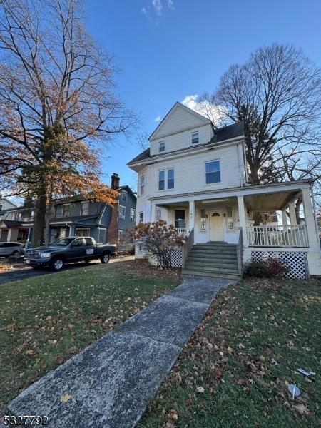 view of front of property featuring a porch and a front lawn