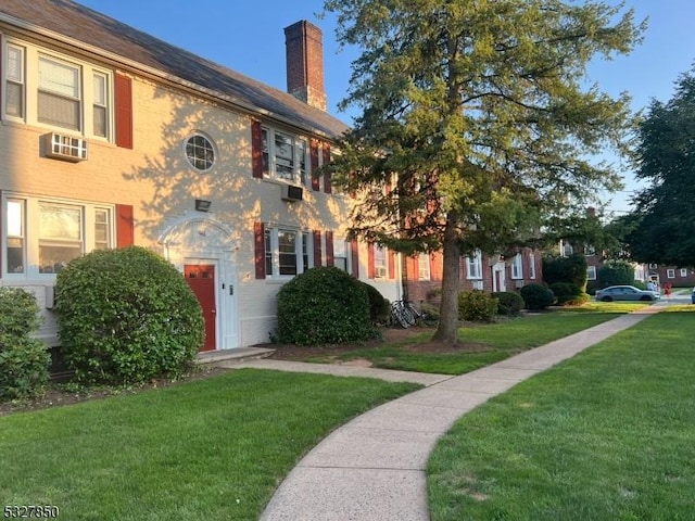 view of front facade featuring a front lawn