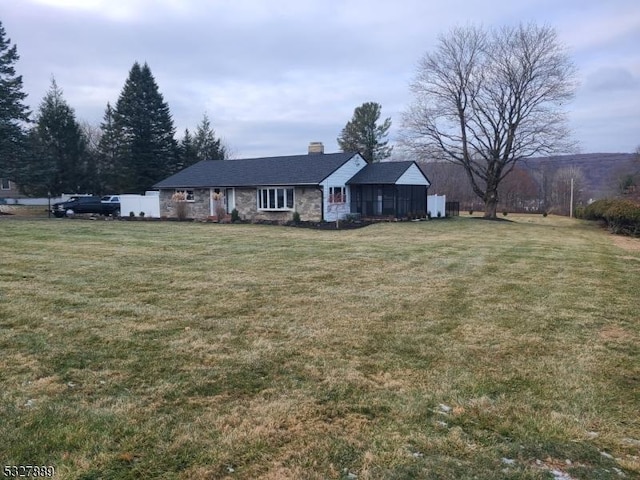 ranch-style home featuring a front lawn