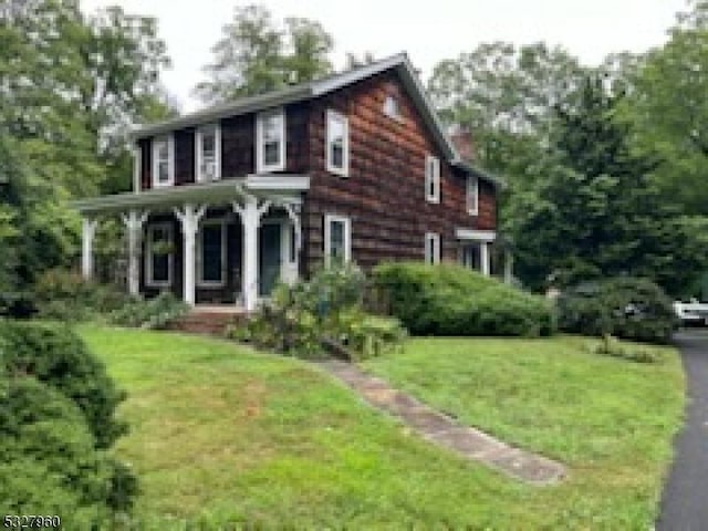 view of front facade featuring a porch and a front yard