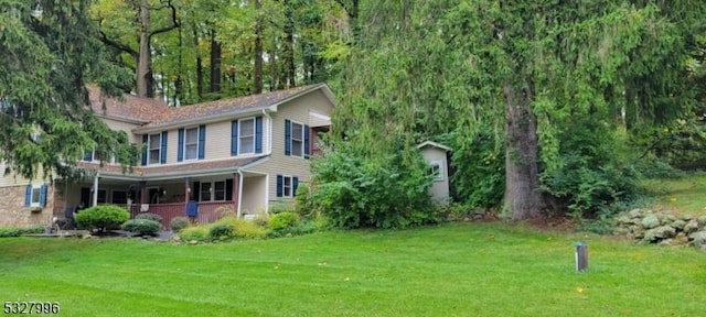 view of front facade with a front yard