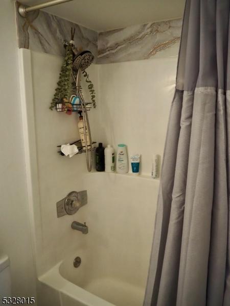 bathroom featuring shower / bath combo with shower curtain