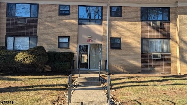 view of front of house featuring a front yard