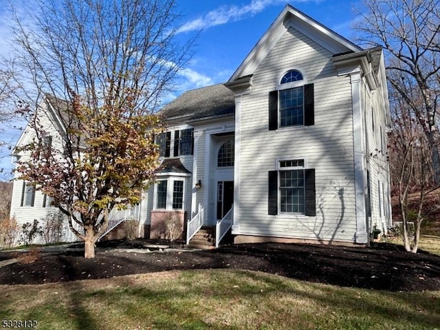 view of front of home featuring a front lawn