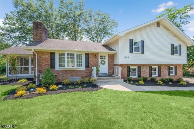 split level home with a front lawn