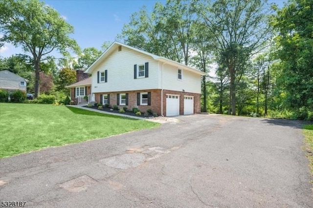 view of front facade featuring a garage and a front yard