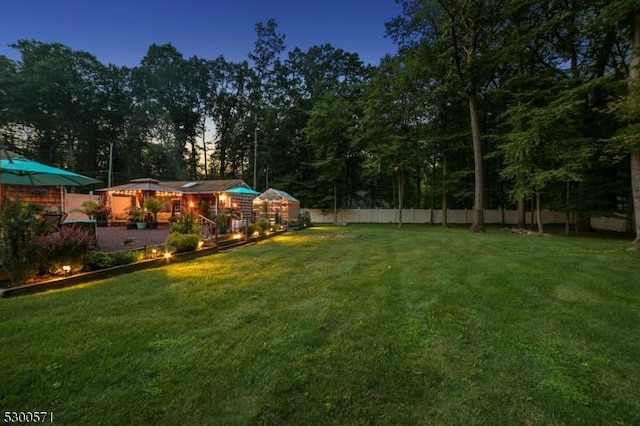 view of yard at dusk