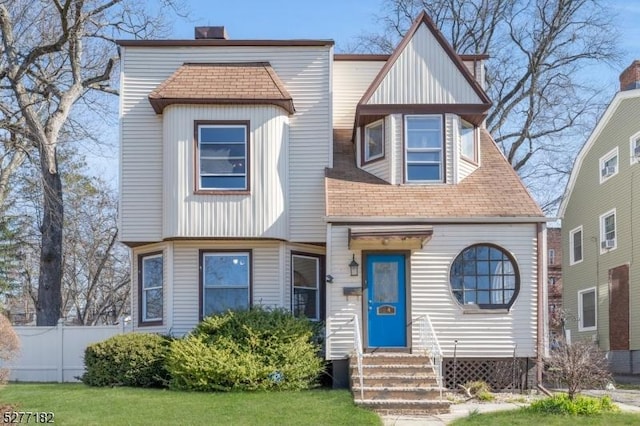 view of front of home featuring a front lawn