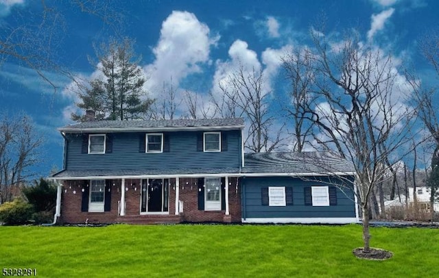 view of front of home with a front lawn