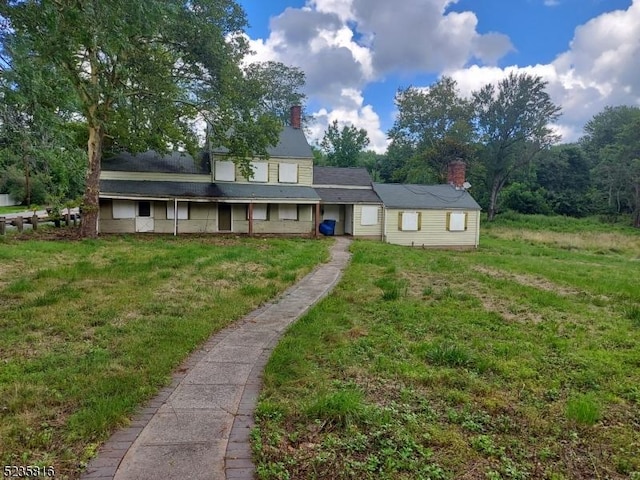 view of front of home featuring a front yard