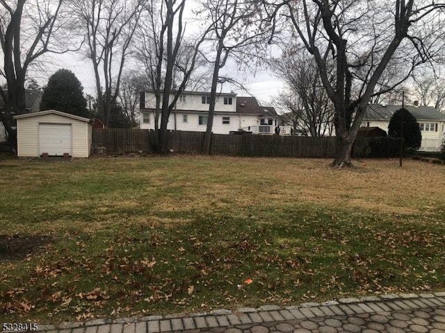 view of yard with a storage unit