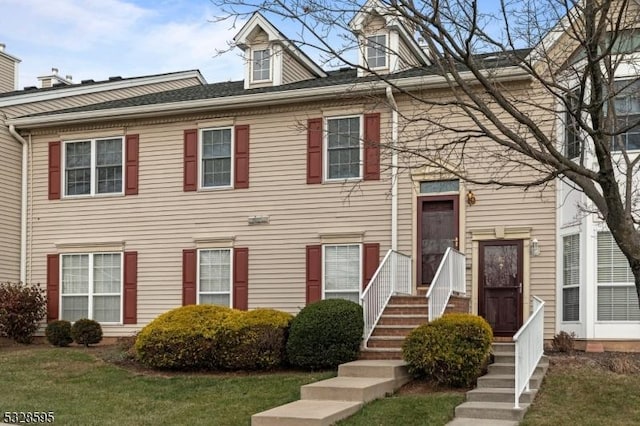 view of front facade featuring a front yard