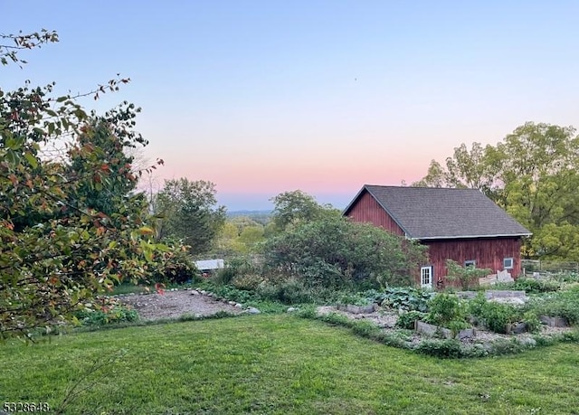 view of yard at dusk