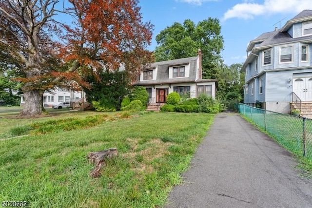 view of front of home featuring a front yard