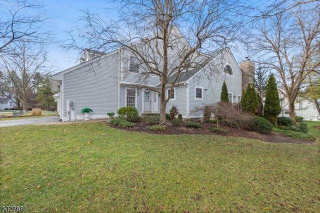 view of front of property featuring a front yard