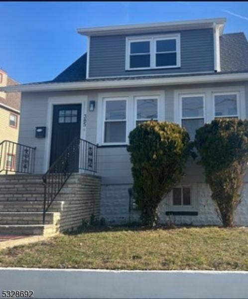 view of front of property featuring a front yard