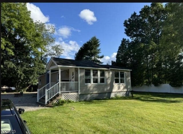 view of front of house featuring a front lawn