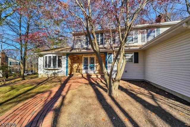 view of front of house featuring a front lawn