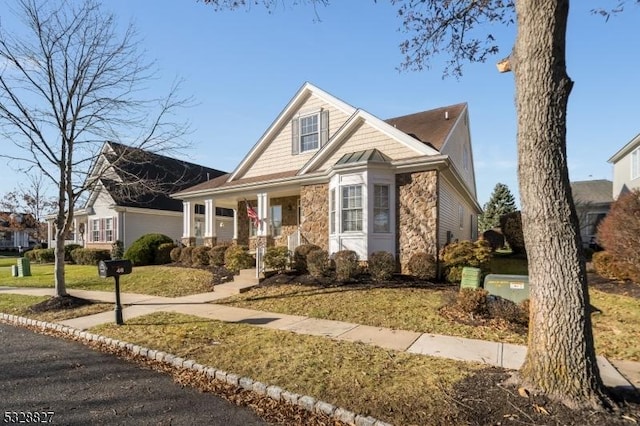 view of front of property featuring a front yard and a porch