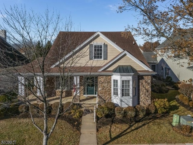 view of front facade with a front yard