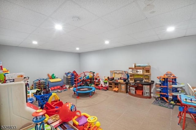 recreation room featuring a drop ceiling