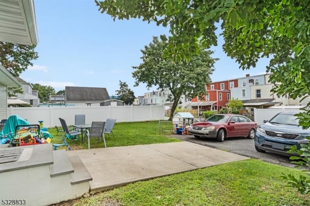 view of yard featuring a patio area