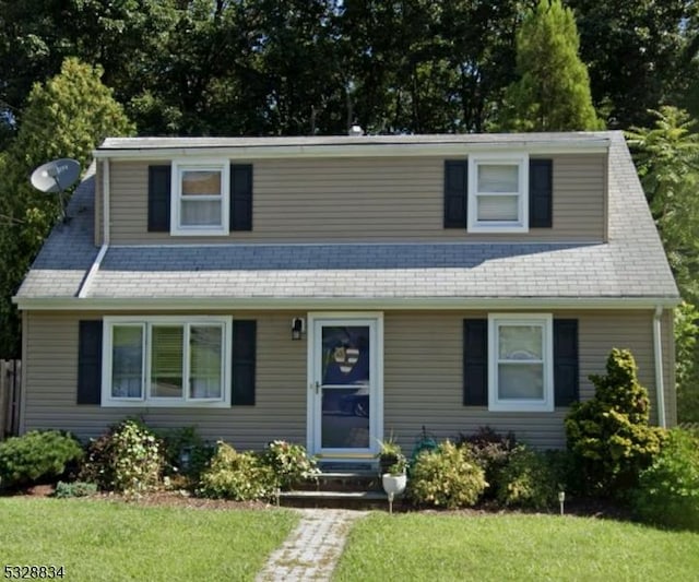 view of front of home featuring a front yard