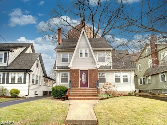 view of front of property with a front lawn