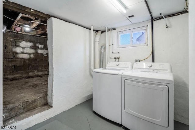 laundry room featuring washer and clothes dryer
