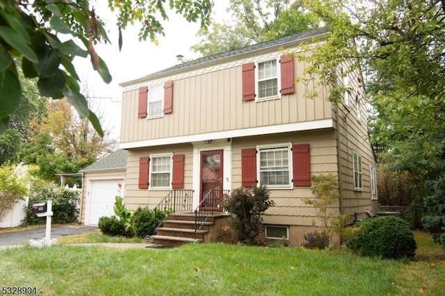 view of front facade featuring a front yard and a garage