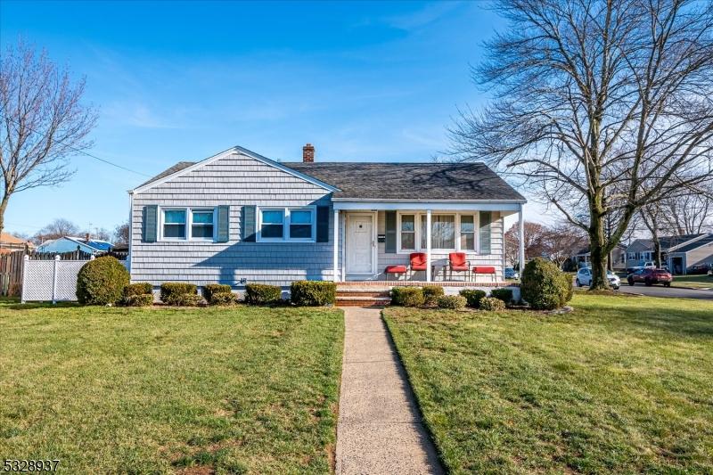 view of front of property featuring a front lawn and covered porch