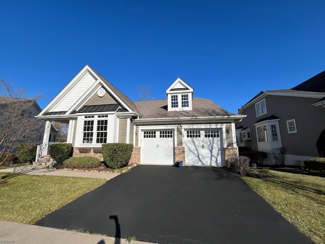 view of front of home featuring a front lawn