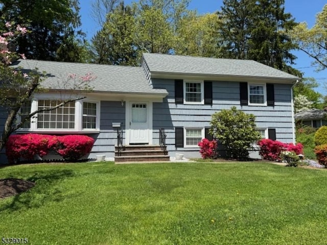 tri-level home featuring a front lawn