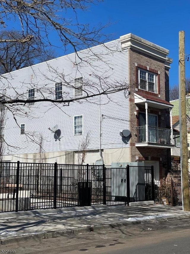 view of front of property featuring a balcony