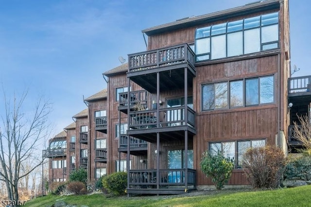 1 Attitash Dr Unit 11, Vernon Twp, NJ 07462 - rear view of house with a balcony