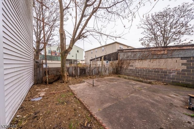 view of yard featuring a patio area