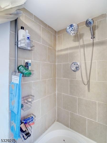 bathroom featuring tiled shower / bath combo