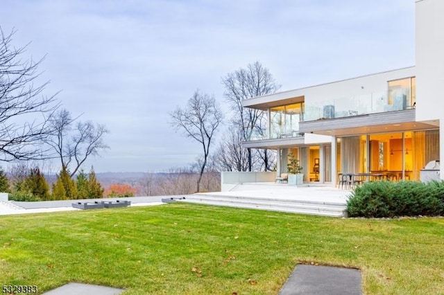 view of yard featuring a patio